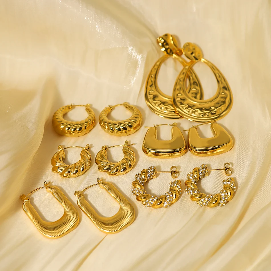 Hoogwaardige, goud vergulde holle halve maan oorbellen van titaniumstaal. Een stijlvolle toevoeging voor een elegante uitstraling.
