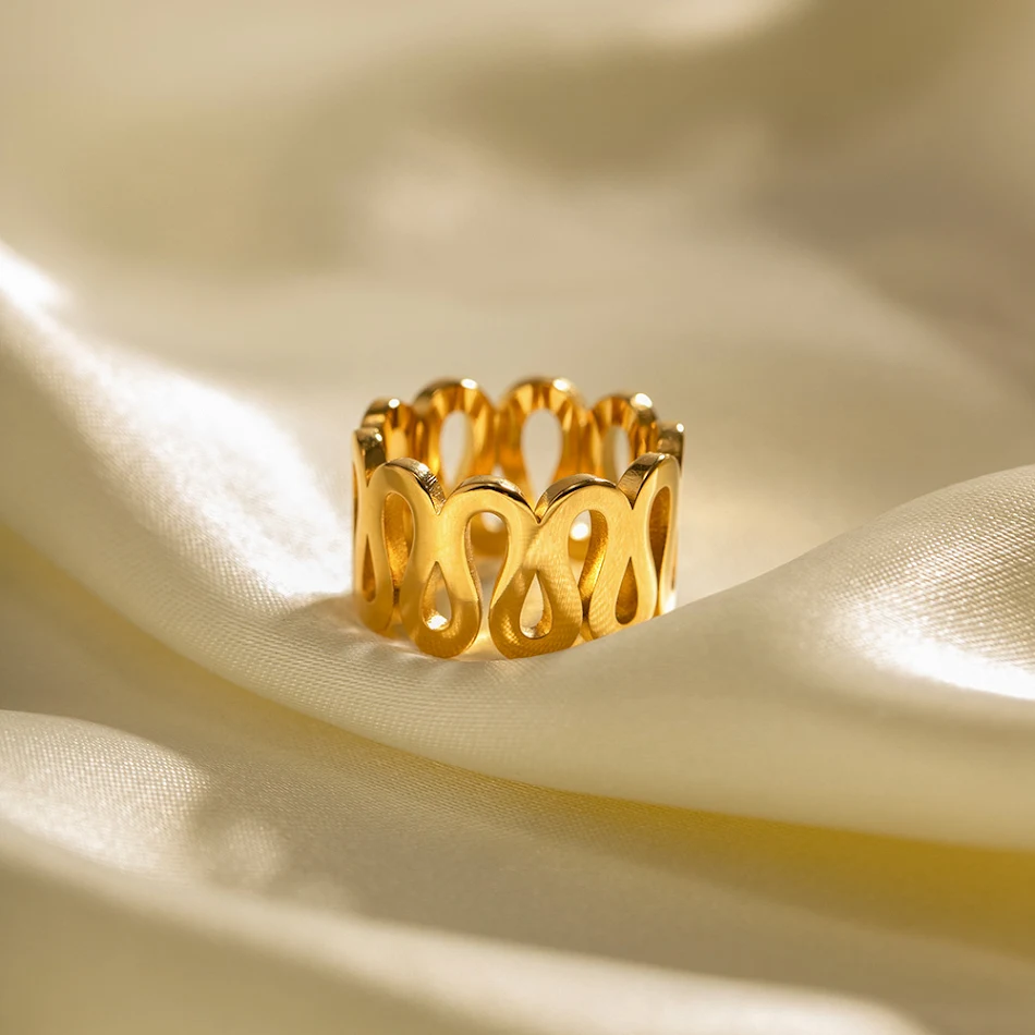 Dubbele 18K Gouden Roestvrijstalen Symmetrische Ring. Tijdloos design en duurzaamheid. Voeg elegantie toe aan je dagelijkse stijl.