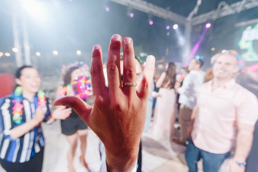 Fotógrafo de casamento Oleg Belousov (olegbell). Foto de 10 de dezembro 2017