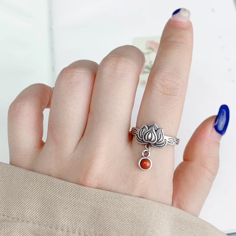 Bague en argent pur 925 avec pampille lotus, élégance raffinée. Design unique et intemporel pour un style incomparable. Un cadeau parfait.
