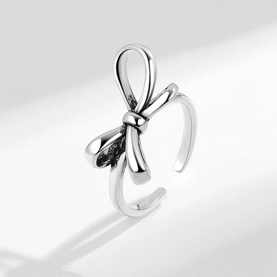 Bague nœud géométrique rétro personnalité mode. Parfait pour un look vintage chic. Rehaussez votre style quotidien avec cette bague unique et tendance.