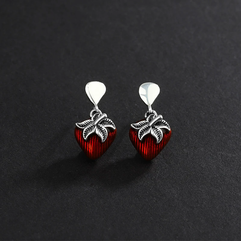 S925 Sterling zilver retro eenvoudige Kaedo drip glue aardbei oorbellen. Unieke oorbellen, ideaal voor dagelijks gebruik.
