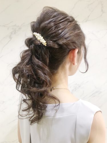 結婚式お呼ばれのポニーテール特集 華やかなヘアアレンジで披露宴に参列しよう Trill トリル