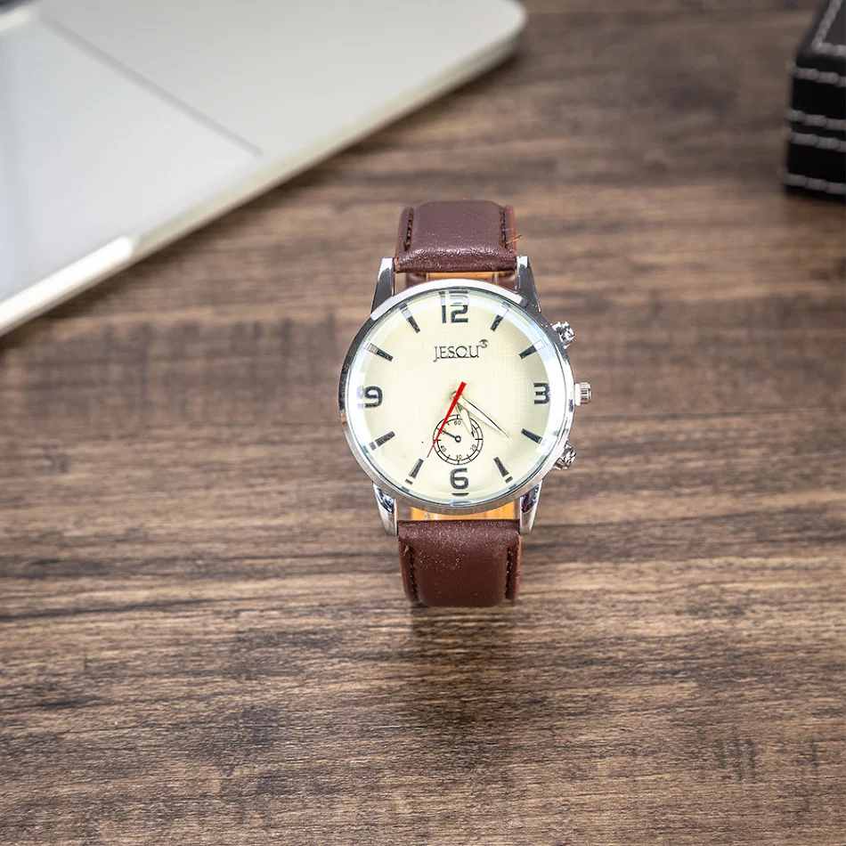 Ensemble cadeau homme montre, portefeuille et ceinture. L'accessoire parfait pour un look élégant et pratique, idéal pour toutes les occasions.