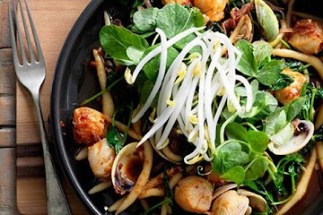 Kneaded noodles with scallops, clams, ham and XO sauce