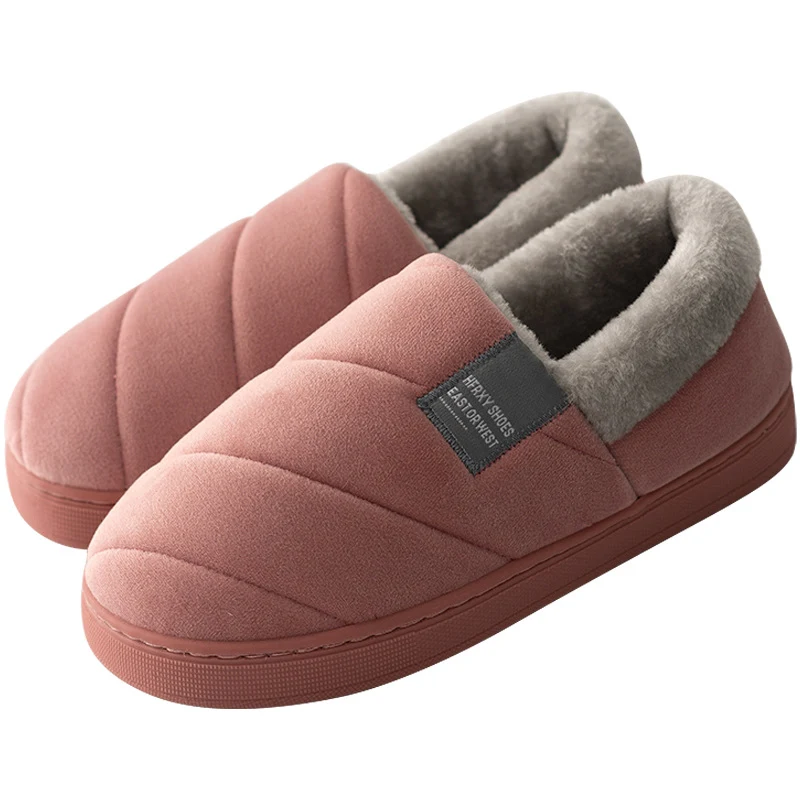Pantoufles antidérapantes avec talon pour l'hiver Confort et sécurité à la maison. Ces chaussons chauds offrent une excellente adhérence et maintiennent les pieds au chaud.