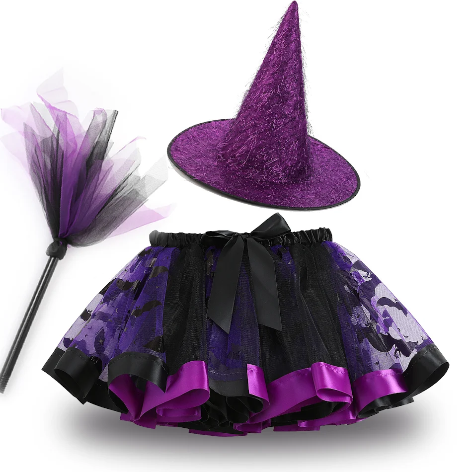 Halloween outfit met bedrukte tule hoed, bezem en driedelige rok. Perfect voor een griezelige en magische Halloween look.
