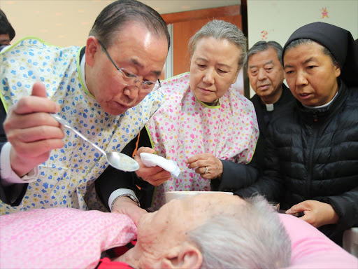 Former UN secretary-general Ban Ki-moon feeds a elderly woman at a social welfare facility in Eumseong, South Korea, January 14, 2017. /REUTERS