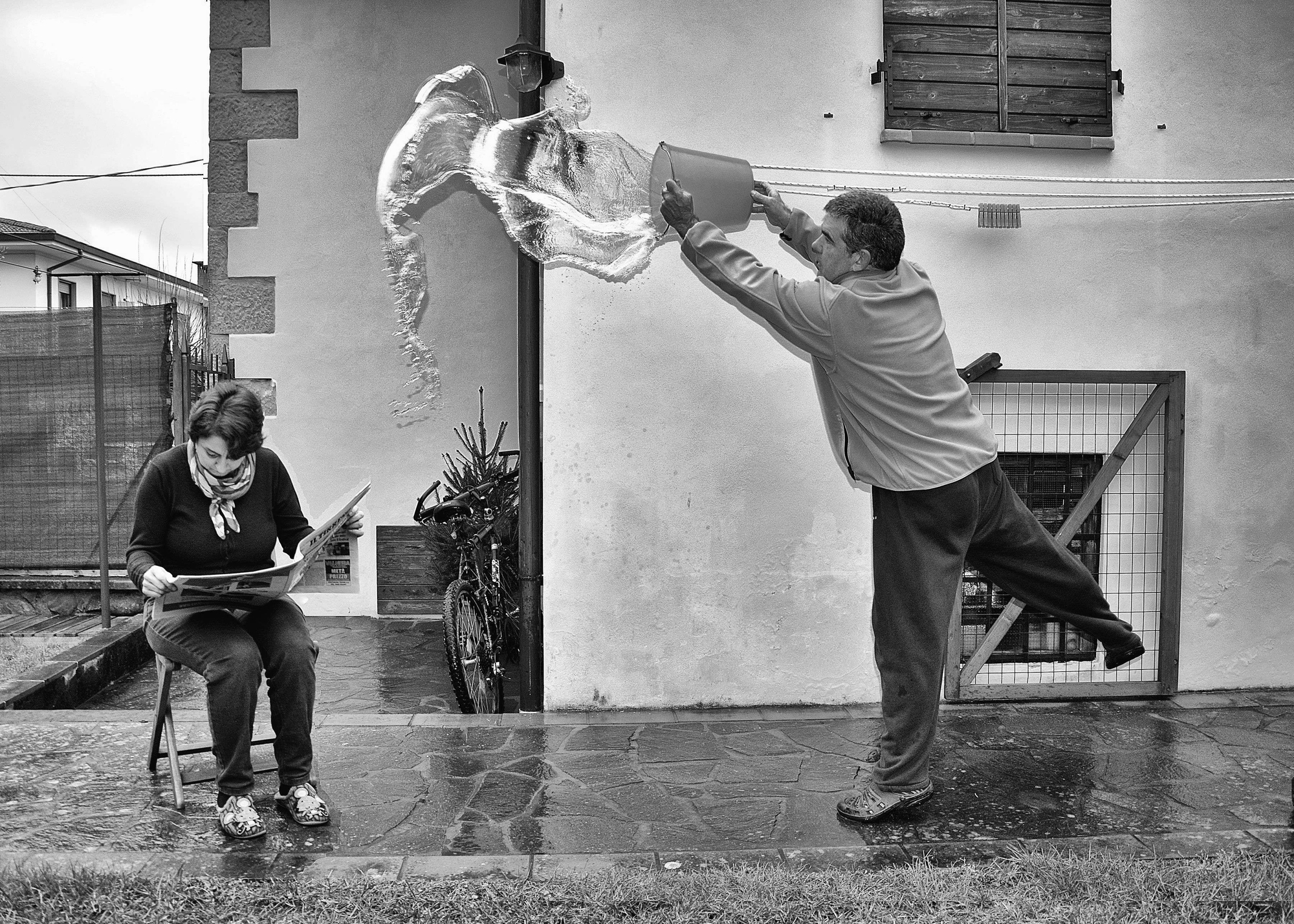 Moglie che legge "Il Tirreno". di effeenne