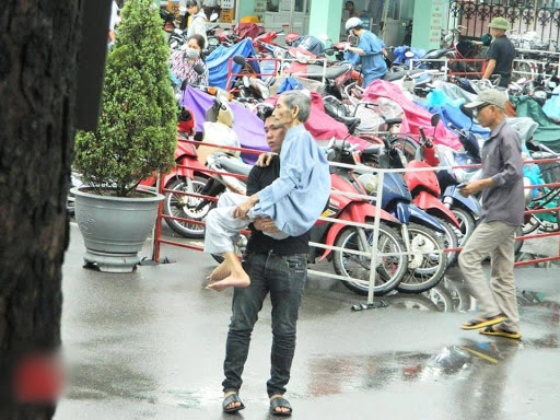 Khoảnh khắc cậu con trai bế cha già đi khám khiến nhiều người xúc động.