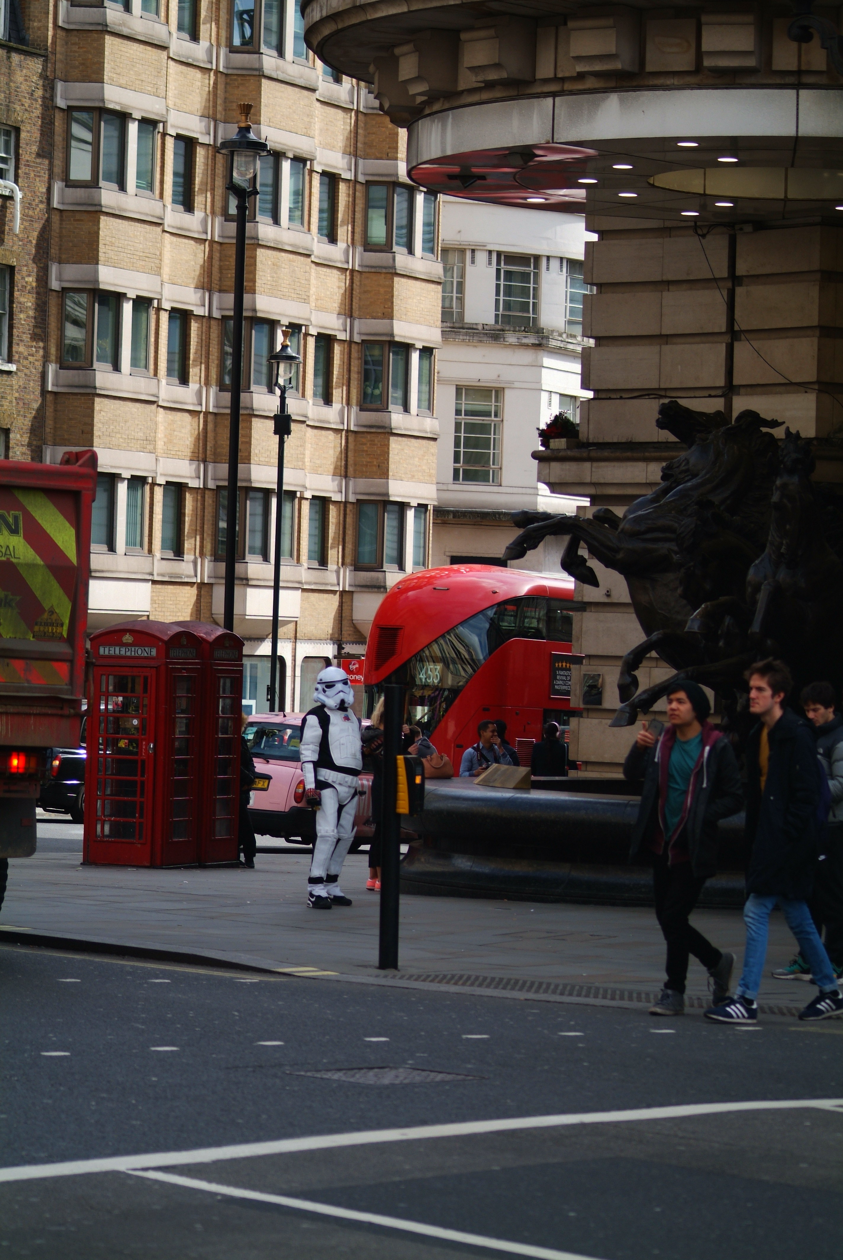 Il lato oscuro della forza cerca reclute anche a Londra!  di Matateo