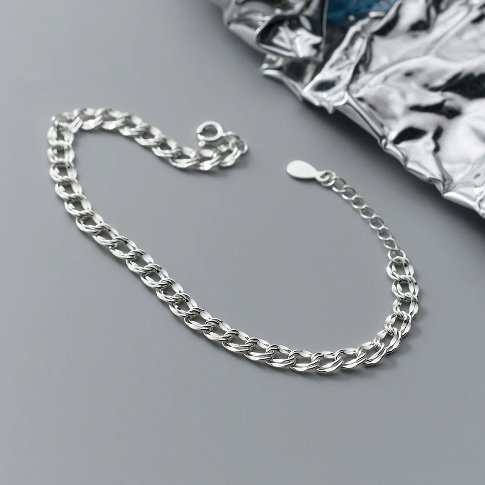 S925 Zilveren Armband met glanzende gesp en gegolfde schakel. Een stijlvol sieraad voor dames. Perfect voor dagelijks gebruik of als geschenk.