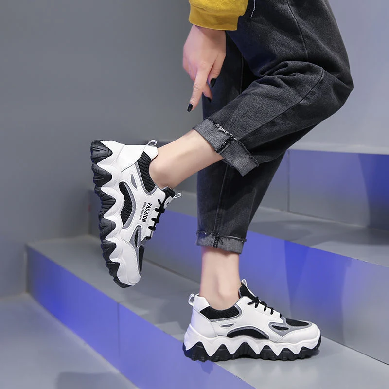 Scarpe sportive da donna con rialzo, traspiranti e versatili, perfette per ogni abbinamento e attività, comfort e stile garantiti.