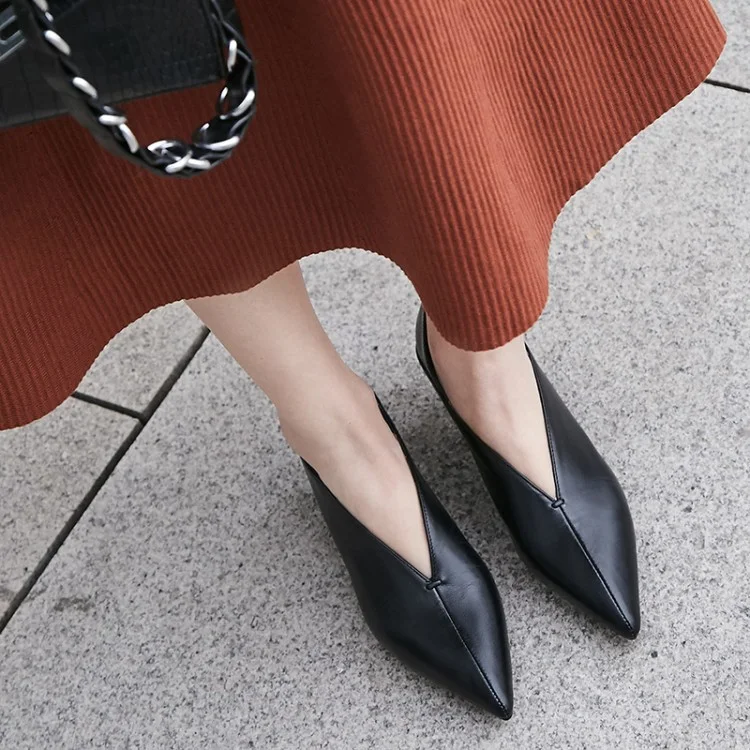 Dames schoenen met middelhoge hak en spitse neus, oma-stijl met dikke hak, voor vrouwen die stijl en comfort willen combineren.