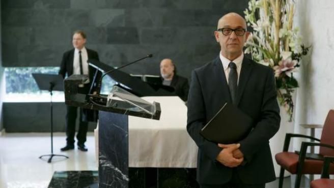 Eloy Pastrana, en primer plano, es orador laico para ceremonias funerarias.