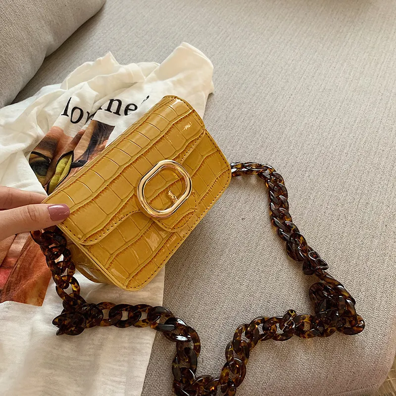 Sac chaîne acrylique, accessoire tendance et élégant. Parfait pour compléter votre tenue. Se porte à l'épaule ou en bandoulière. Un must-have pour femmes.