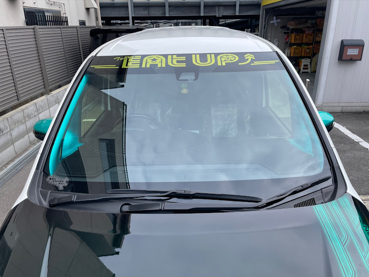 ヴォクシーのCustomGarageTMES・キャンディ塗装・ターコイズグリーン・Aピラー・シボとりに関するカスタム事例の投稿画像1枚目