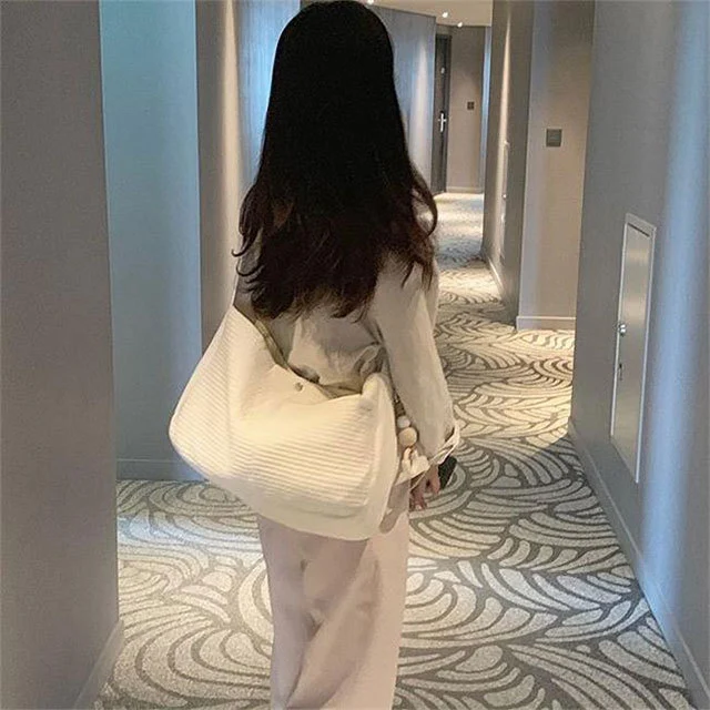 Yeni Evcil Hayvan Sırt Çantası Kedi Seyahat Çapraz Çanta, nefes alabilen ve rahat, kedinizle seyahatler için ideal bir seçenek.