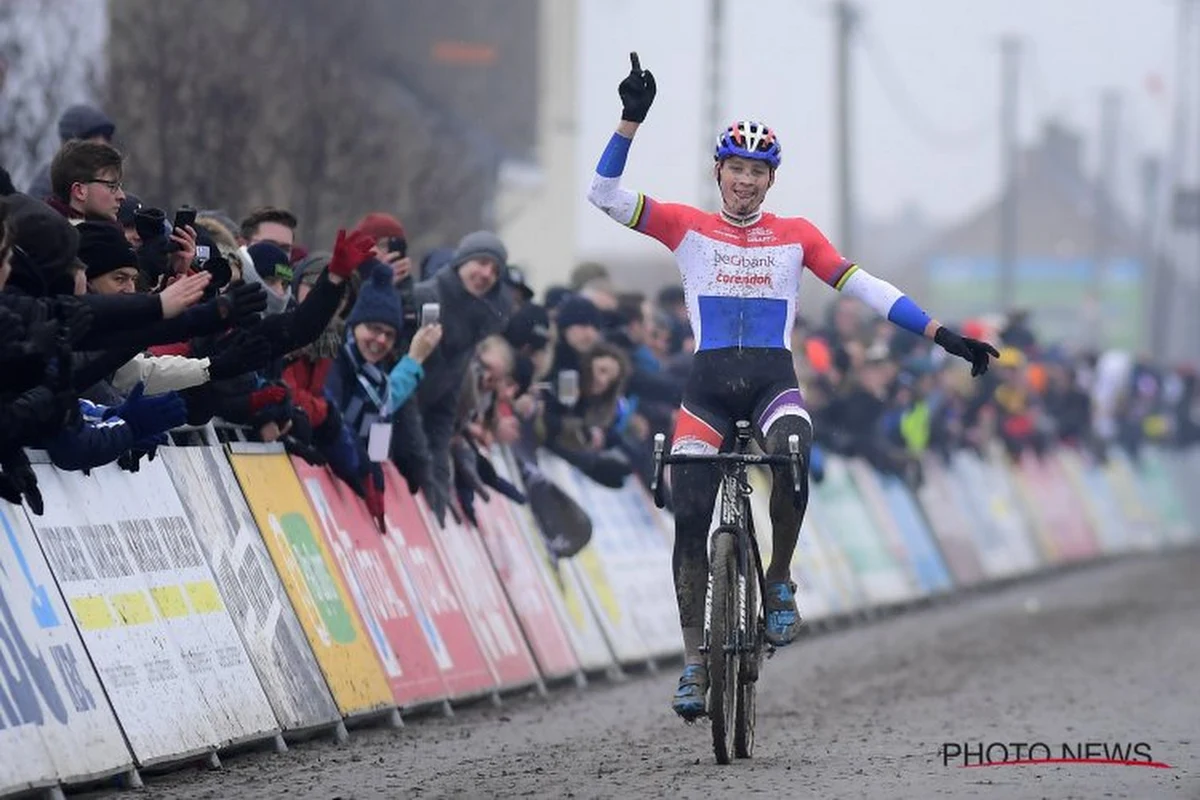 Van der Poel rijdt opnieuw alles aan gort op zijn mountainbike