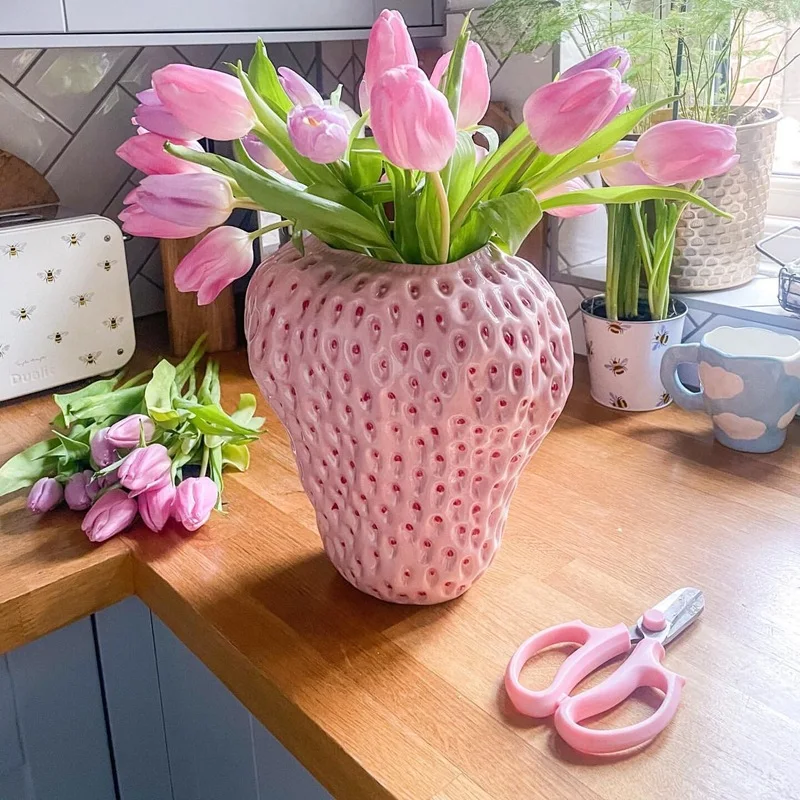 Vaso in ceramica a forma di fragola dal design creativo. Perfetto per la decorazione della casa, ideale per fiori e composizioni floreali.