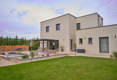 Maison avec piscine et terrasse 11