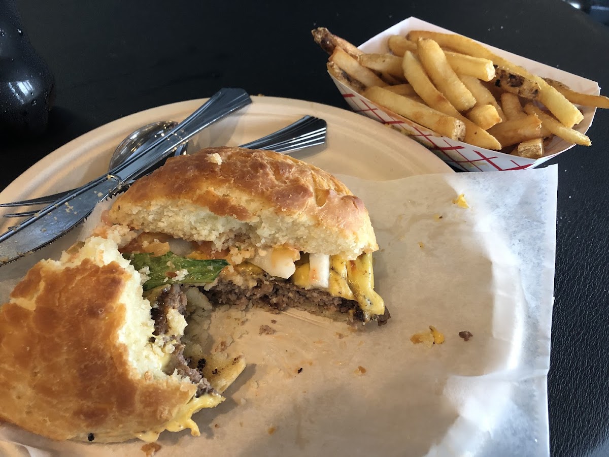 Delicious burger and fries for lunch! + a couple of vanilla cupcakes for the road! Will have to try the ale burger and fries next!