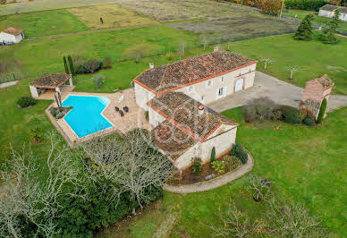 Propriété avec piscine et jardin 11