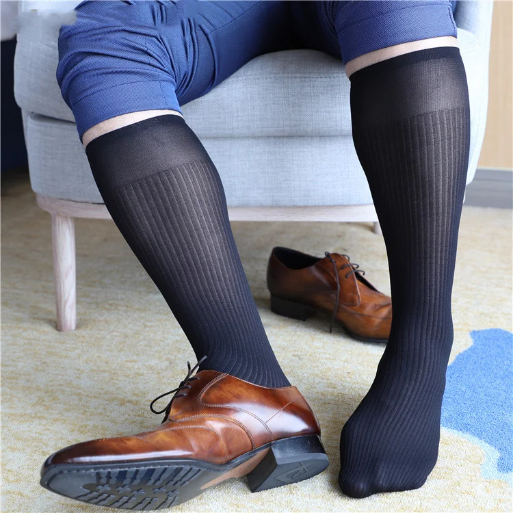 Meias masculinas de nylon macias e elásticas, com listras retas e efeito emagrecedor, perfeitas para conforto e elegância.