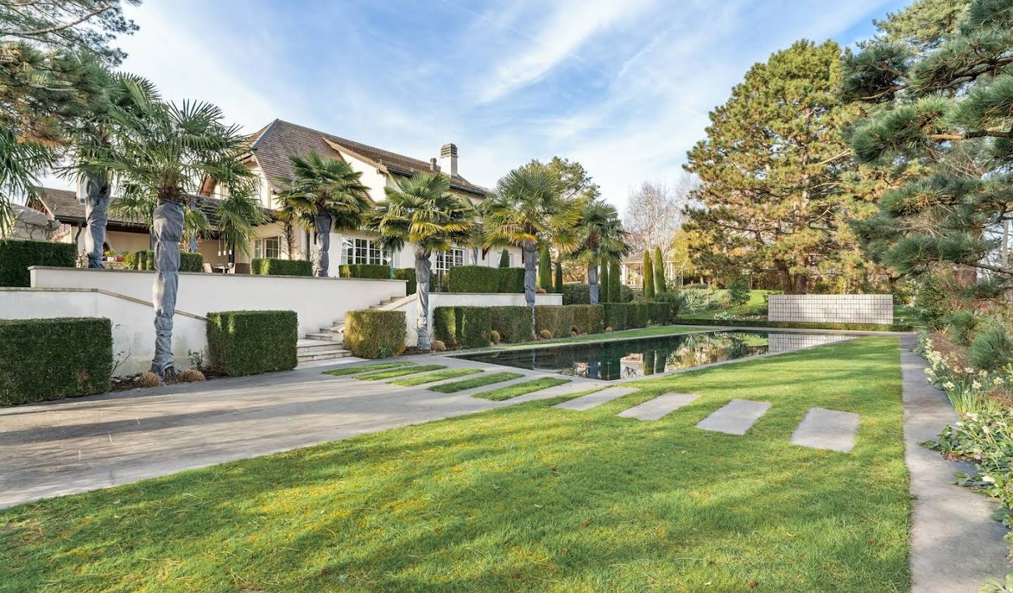 House with garden and terrace Échandens