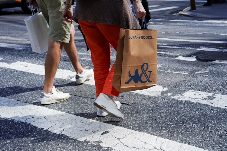 Shoppers cross Sixth Avenue in New York, the US. Picture: REUTERS/Bing Guan