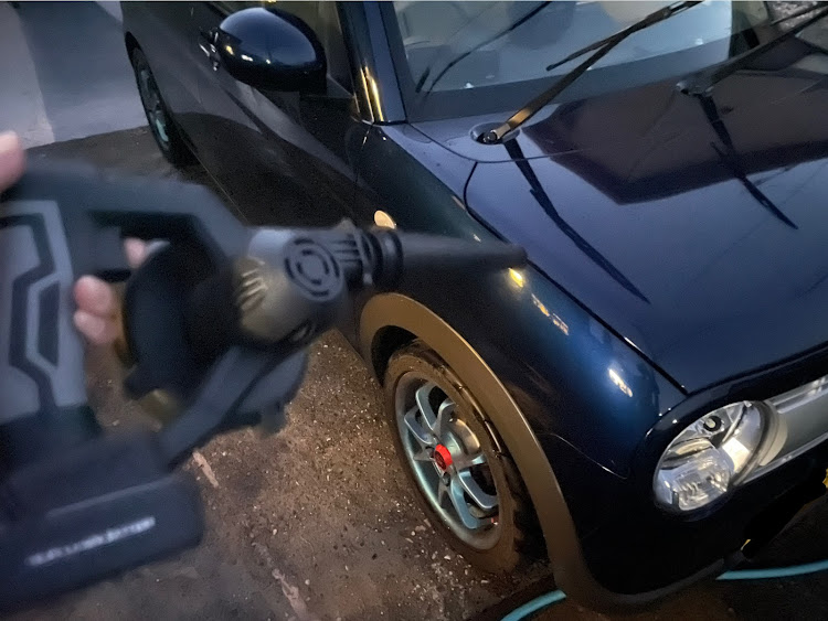M4 クーペのプレジアノで車売買納車・28年式デイズルークス・良心的な車売買プレジアノ・車磨き新車並み復活作業気合い入る・洗車用ブロワ購入で効率的コスパ最高に関するカスタム事例の投稿画像4枚目