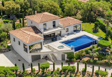 Villa with pool 9