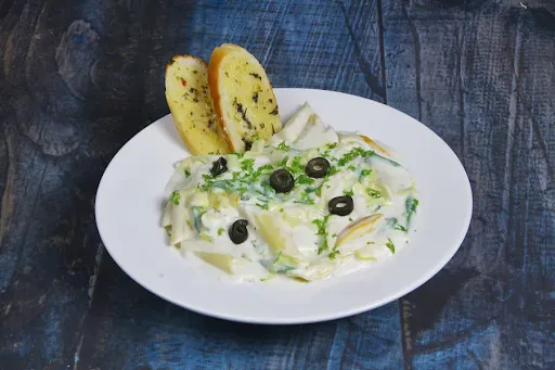 Italian Pasta Combo With Cheese Garlic Bread