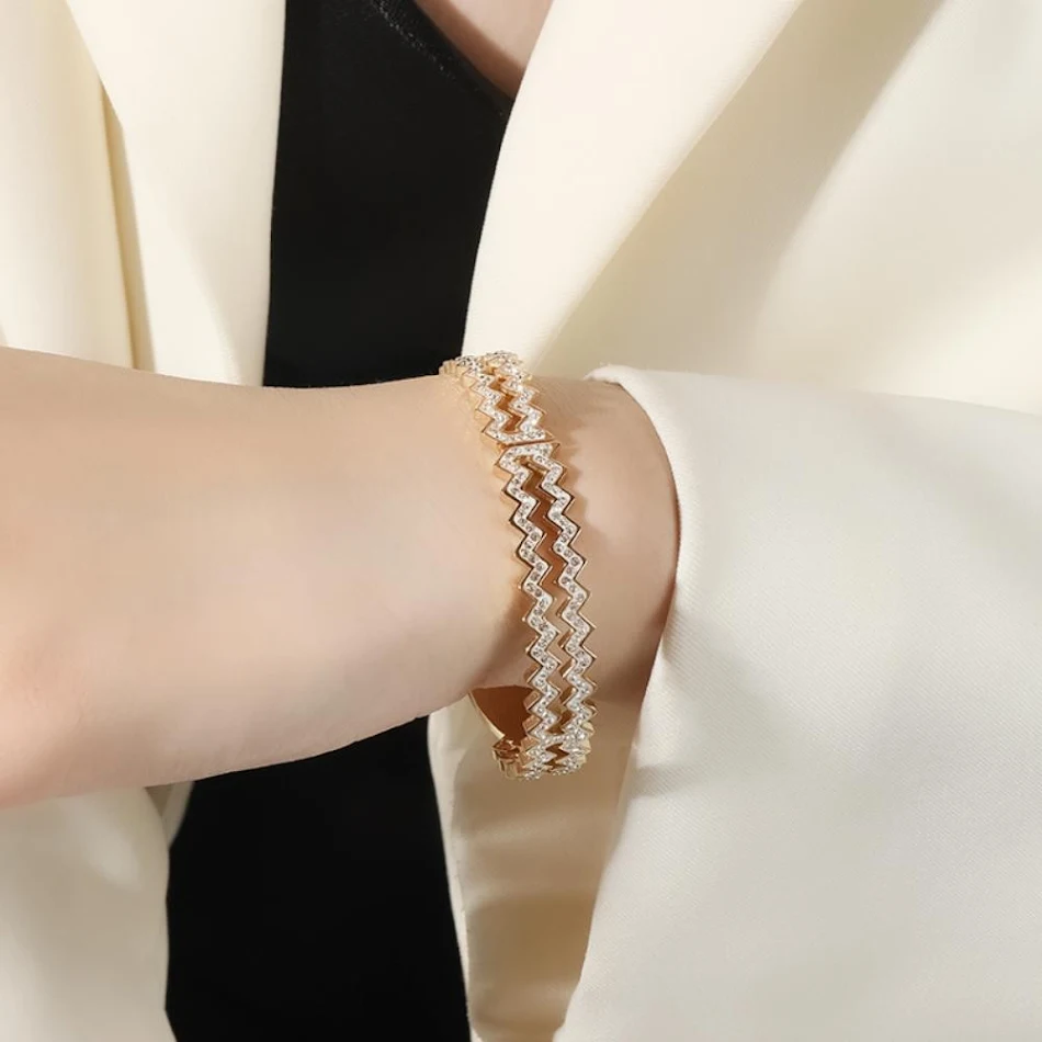 Bracelet femme Wave Diamond simple et polyvalent, s'accorde à toutes vos tenues, pour un look quotidien raffiné et une touche d'éclat discrète.