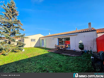 Allée Menant Au Garage Dans Le Jardin Ensoleillé De La Maison