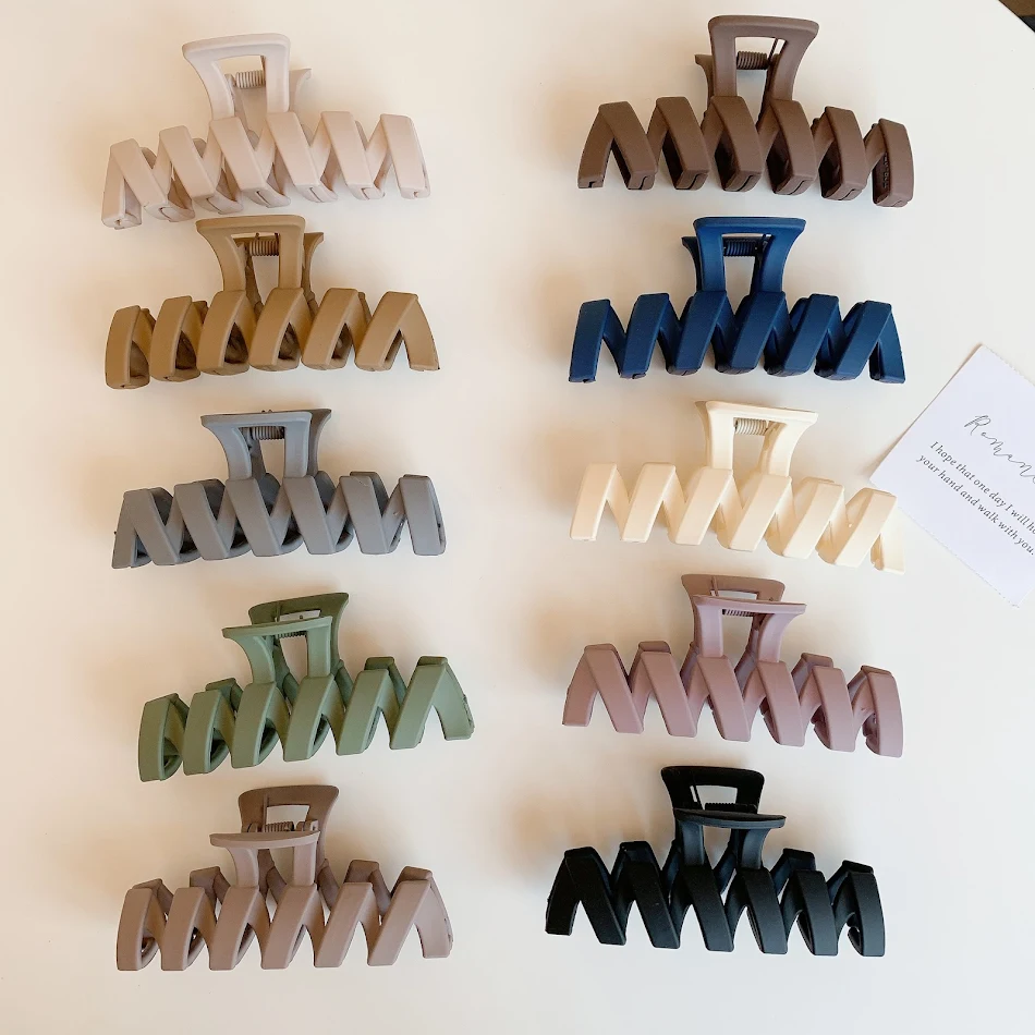 Grote holle golfvormige haarclip voor dames. Houd je haar in model met stijl, ideaal voor gemakkelijke en elegante kapsels, perfect voor elke gelegenheid.