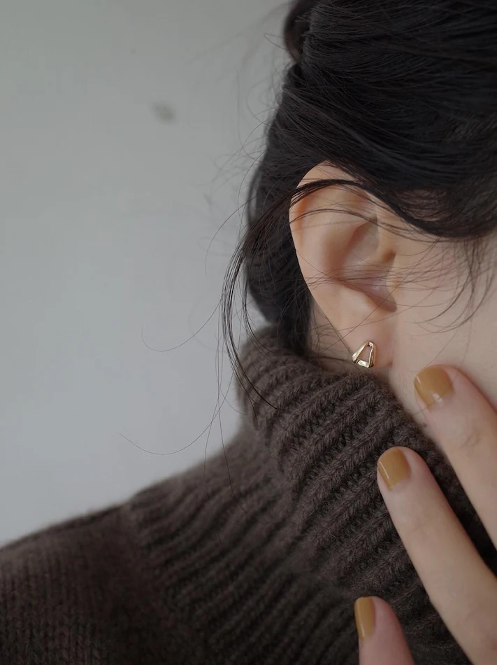 Clous d'oreilles triangulaires géométriques verticaux plaqués or 14K et argent sterling 925, tendance pour un style élégant et une touche de sophistication.