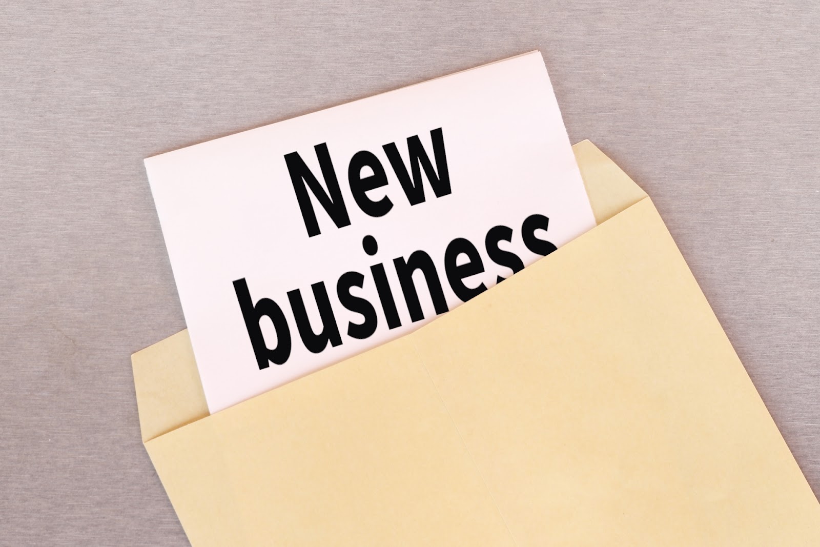 封筒に入った「New business」と書かれた紙