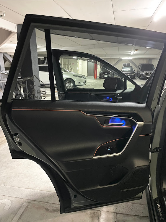 RAV4のRAV4・rav4adventure・インテリアスリムモール・オレンジ・ドアに関するカスタム事例の投稿画像3枚目