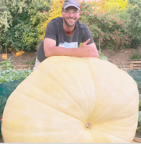 Peet Joubert is the winner of the Livingseeds Giant Pumpkin Competition with his 613kg specimen