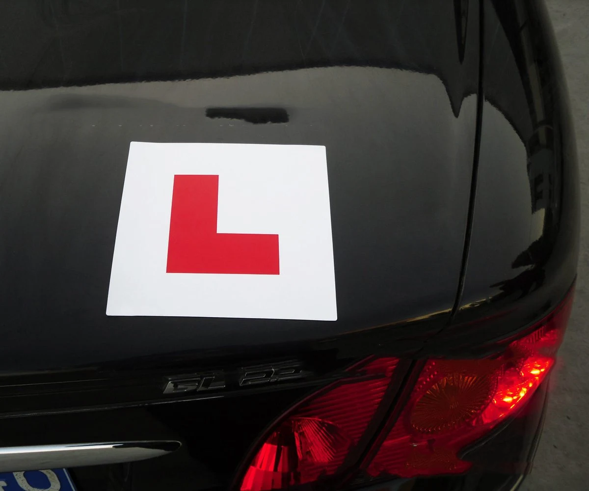Title 6, Magnetna L nalepnica za auto. Poboljšajte vidlj...