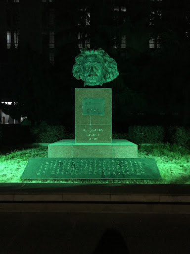 武汉大学爱因斯坦塑像 Albert Einstein in 