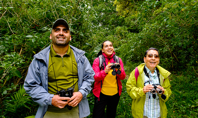 Turista con binoculares