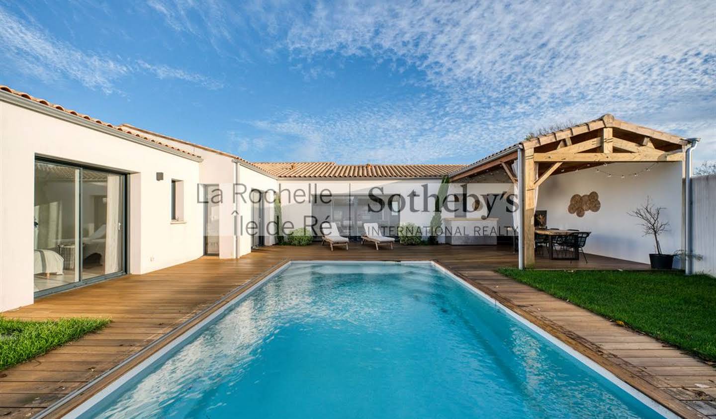 Maison avec piscine en bord de mer Aytre