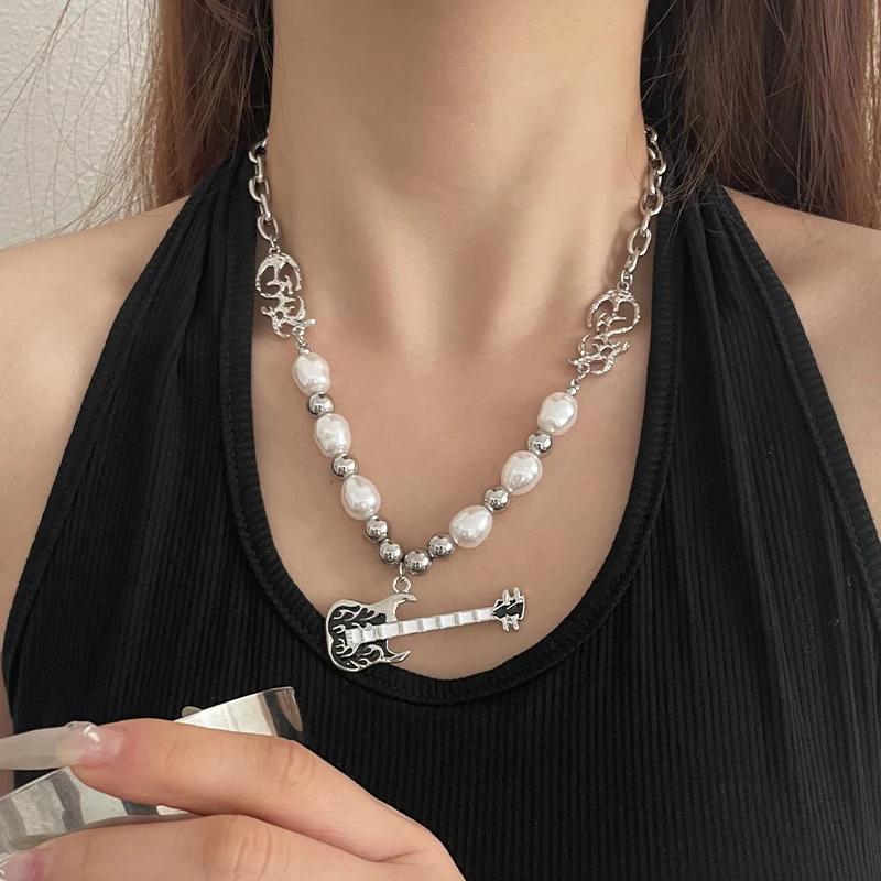 Collier de perles avec guitare punk européen et américain. Un accessoire rock et rebelle, alliant l'élégance des perles au style punk pour un look unique et audacieux.