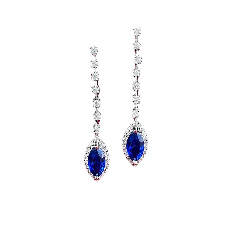 Saffier oorbellen, licht luxe en veelzijdig. Combineer deze elegante oorbellen met elke outfit. Verfraai je stijl met deze oorbellen.