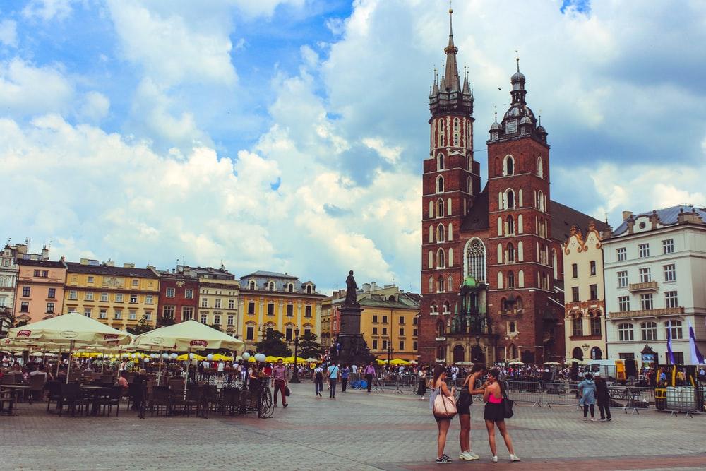 Gente paseando y pasando el día en la plaza principal de Cracovia, Polonia