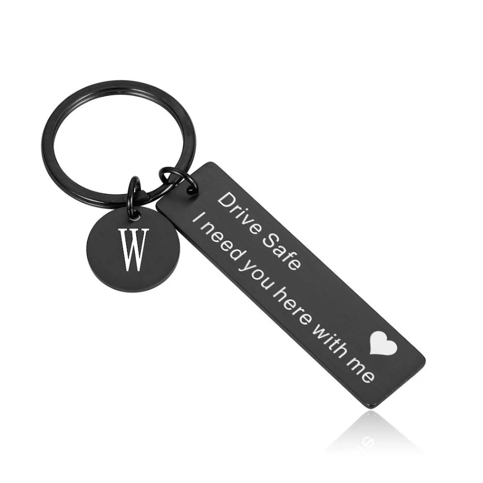 Porte-clés en acier inoxydable avec 26 lettres anglaises. Personnalisez vos clés avec des initiales élégantes et durables, idéal comme cadeau ou pour un usage quotidien.