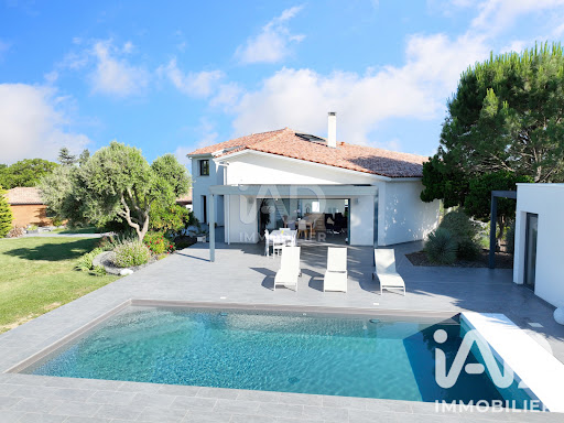 House with pool and terrace 4
