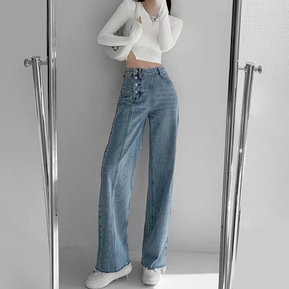 Jean taille haute pour femme, coupe droite, poitrine irrégulière. Confort et style assurés pour un look tendance et unique.